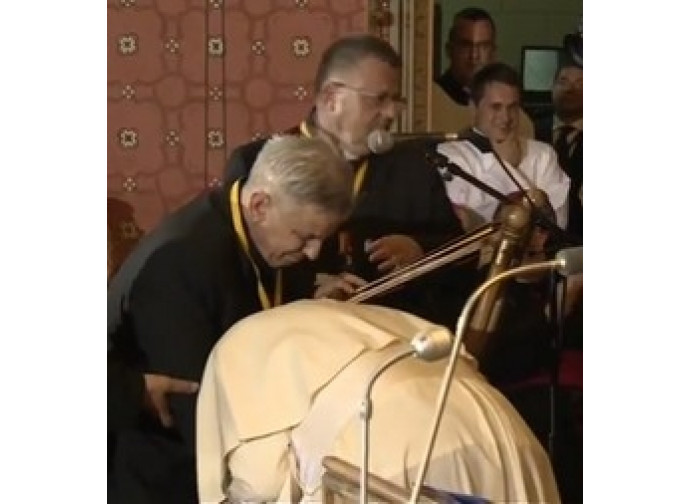 Il Papa si inchina a uno dei sopravvissuti al nazismo. Il Papa si inchina a uno dei sopravvissuti al nazismo.